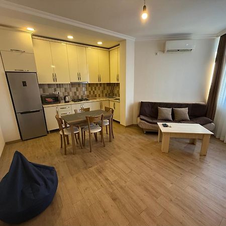 Apartment On Melikishvili 51 บาทูมิ ภายนอก รูปภาพ